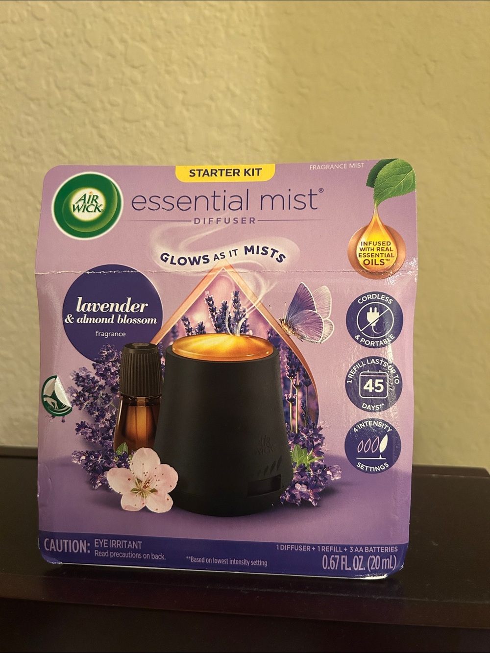 Air Wick Essential Mist Diffuser Glows Lavender & Almond Blossom Starter Kit